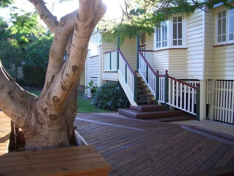 10 Barnes Avenue, Coorparoo QLD 4151