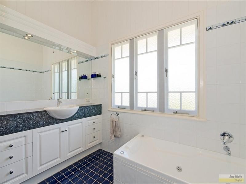 70 Winchester Street, Hamilton QLD 4007