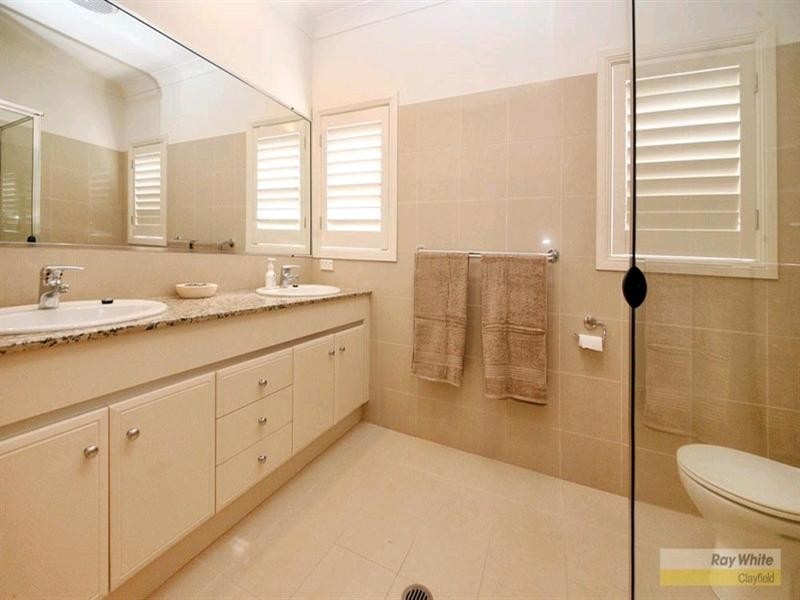 102 Barlow Street, Clayfield QLD 4011