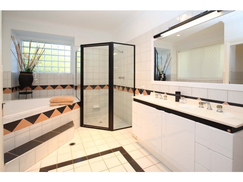 7 Beaufort Court, Raby Bay QLD 4163