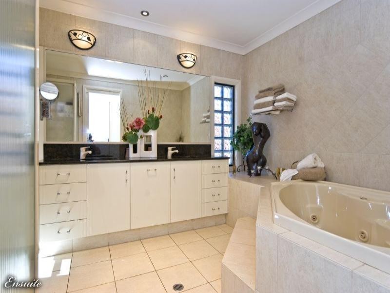 7 Martingale Court, Raby Bay QLD 4163