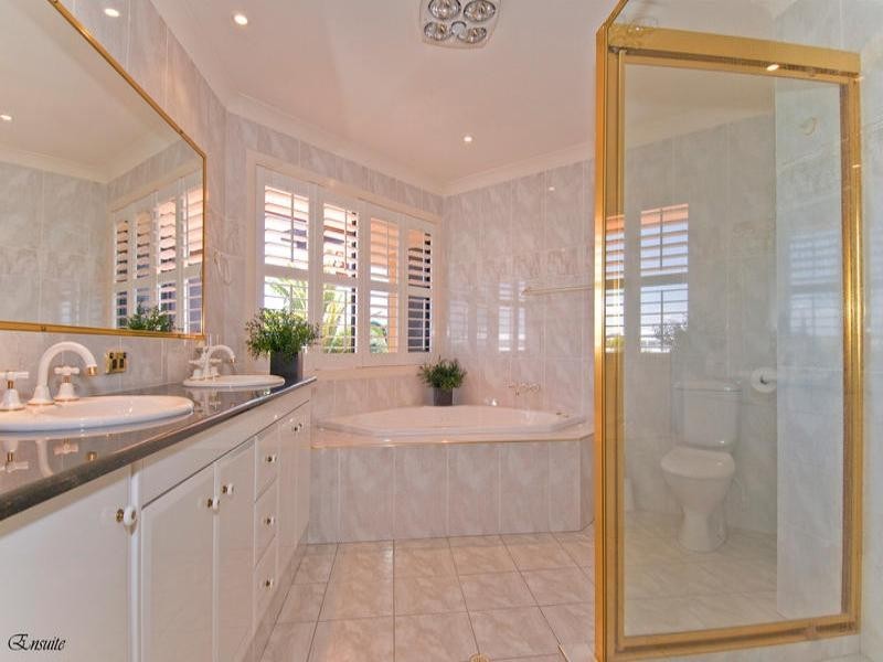 12 Beaufort Court, Raby Bay QLD 4163