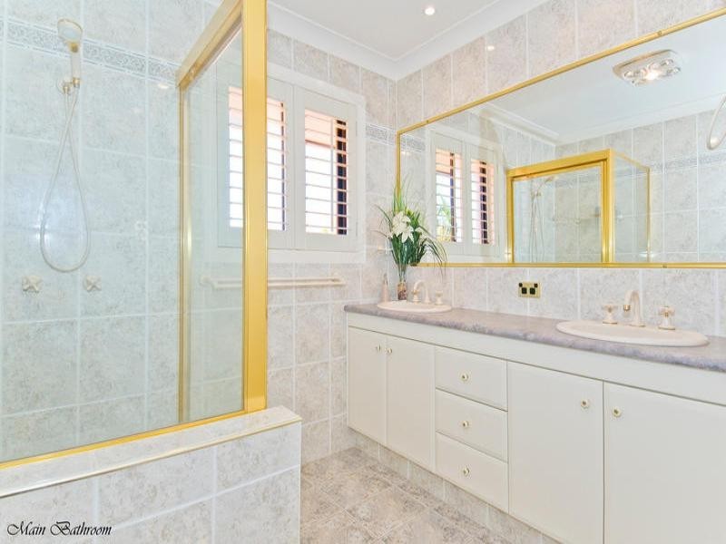 12 Beaufort Court, Raby Bay QLD 4163