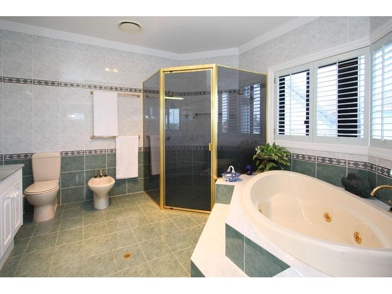 1 Mainroyal Court, Raby Bay QLD 4163