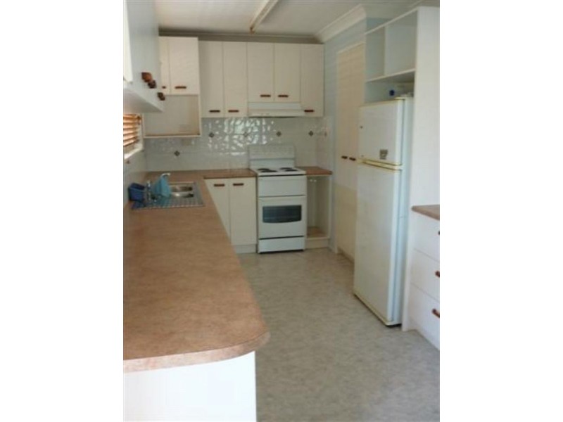 4 HOLLOWAY Street, Birkdale QLD 4159