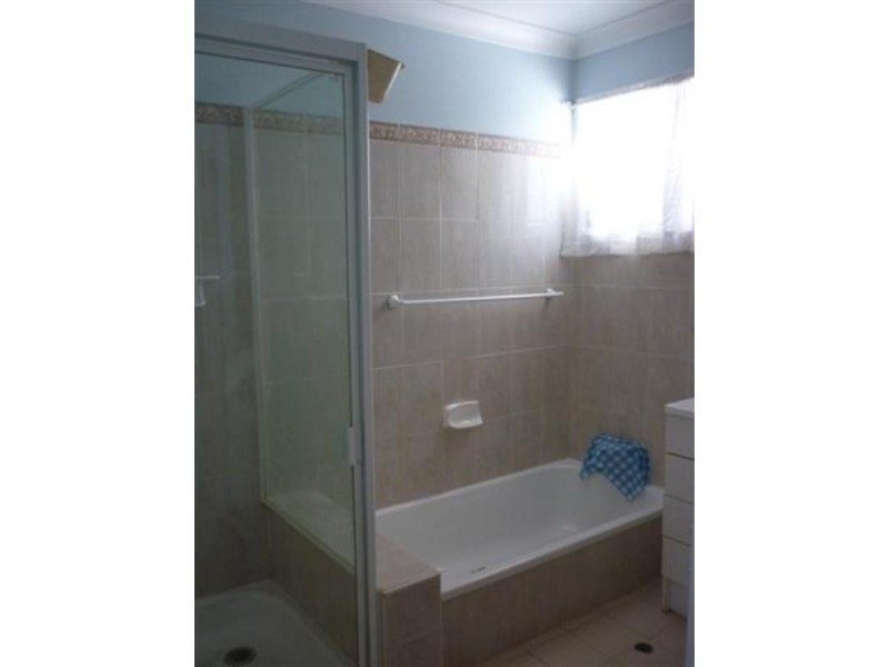 4 HOLLOWAY Street, Birkdale QLD 4159