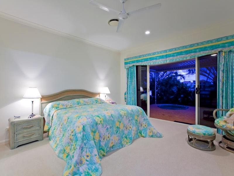 6 Raby Bay Boulevard, Raby Bay QLD 4163