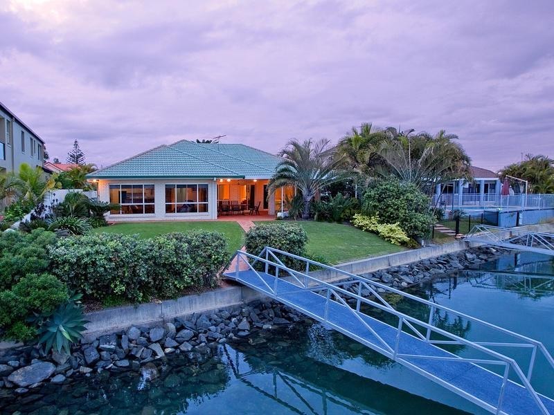 6 Raby Bay Boulevard, Raby Bay QLD 4163