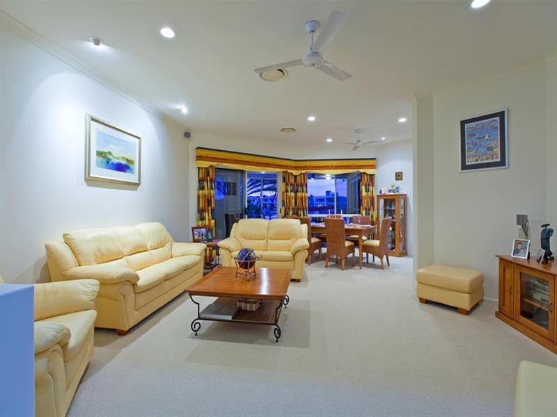 6 Raby Bay Boulevard, Raby Bay QLD 4163