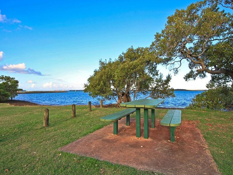 2 Auster Street, Redland Bay QLD 4165