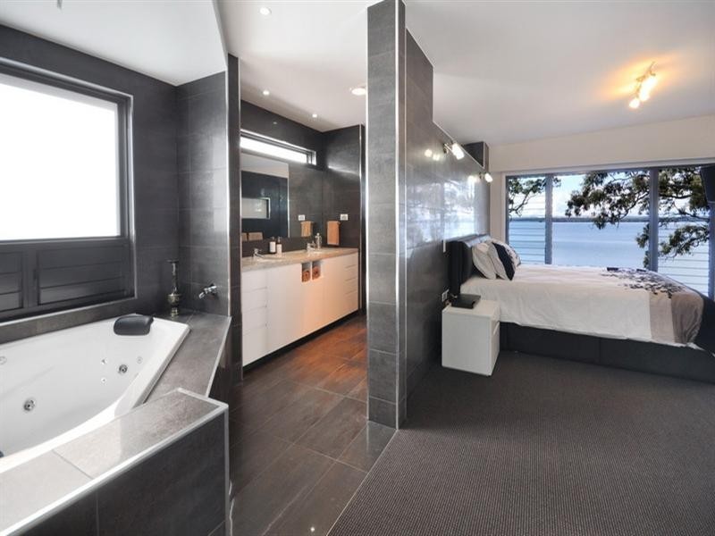 1 Bay Street, Redland Bay QLD 4165