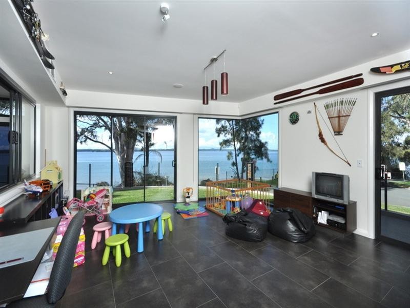 1 Bay Street, Redland Bay QLD 4165