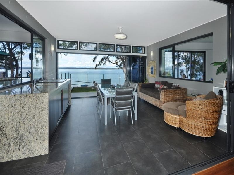 1 Bay Street, Redland Bay QLD 4165