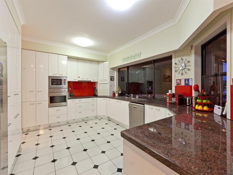 8 Sommersea Drive, Raby Bay QLD 4163