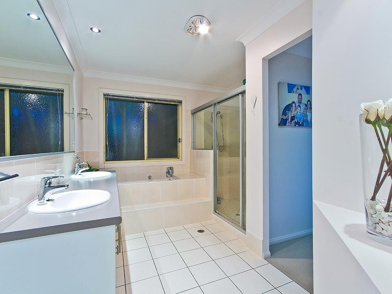 8 Casey Close, Ormiston QLD 4160