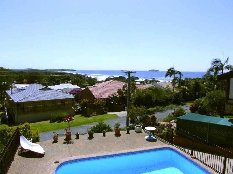 20 Ocean View Crescent, Emerald Beach NSW 2456