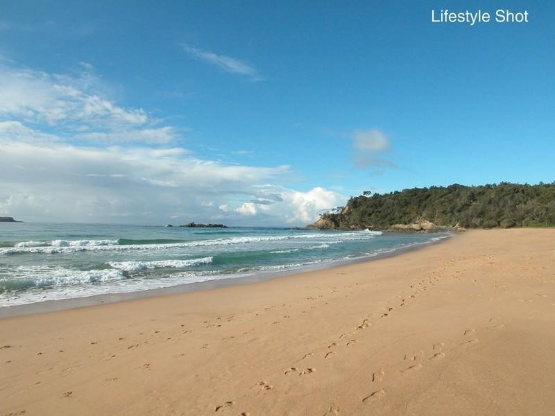 16 Lakeside Drive, Sapphire Beach NSW 2450