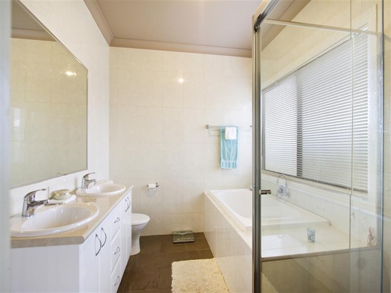 26 Frog Rock Crescent, Reedy Creek QLD 4227