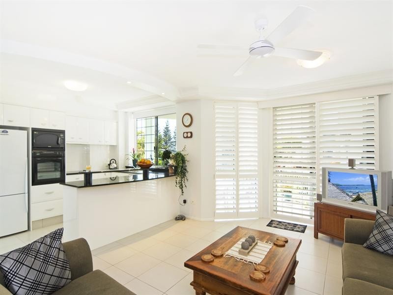 2/2-4 Eden Avenue, Coolangatta QLD 4225