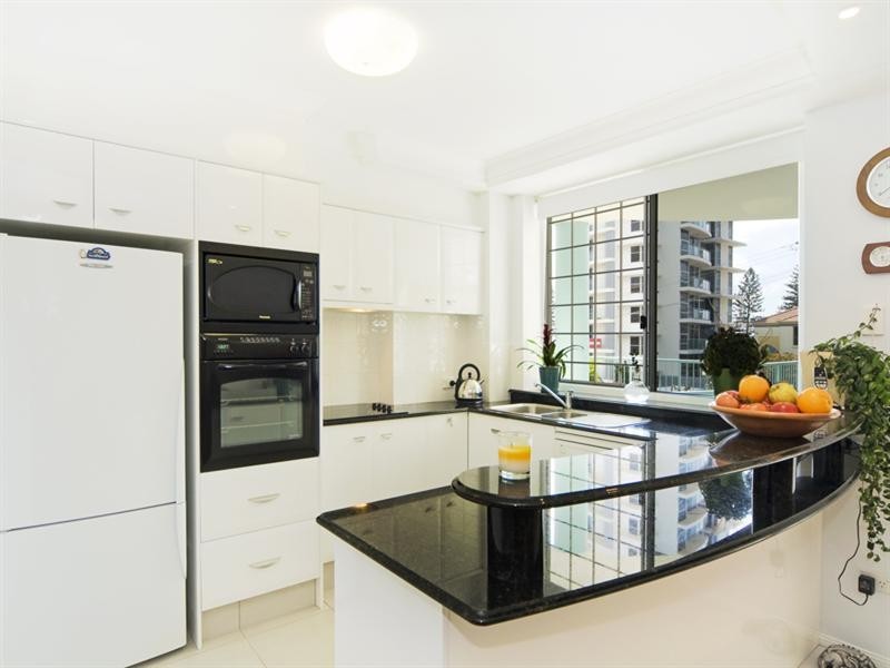 2/2-4 Eden Avenue, Coolangatta QLD 4225