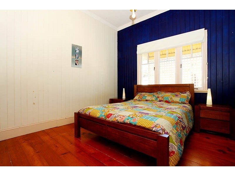 16 Rowsley Street, Greenslopes QLD 4120