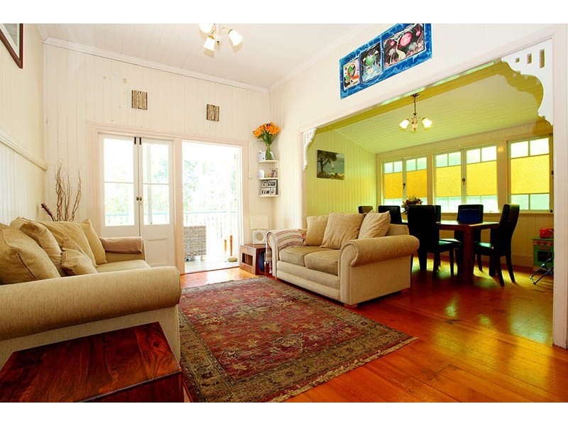 16 Rowsley Street, Greenslopes QLD 4120