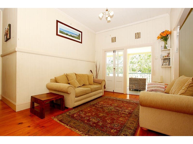 16 Rowsley Street, Greenslopes QLD 4120