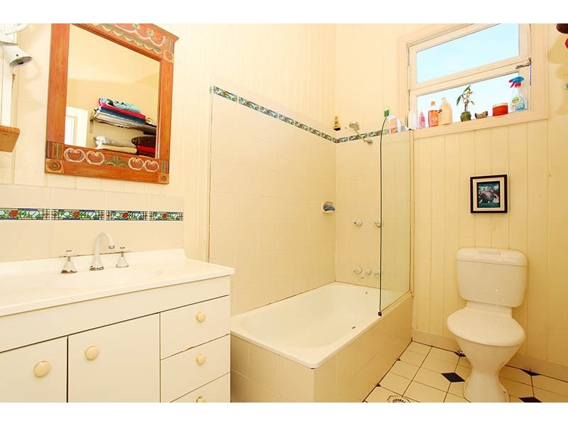 16 Rowsley Street, Greenslopes QLD 4120