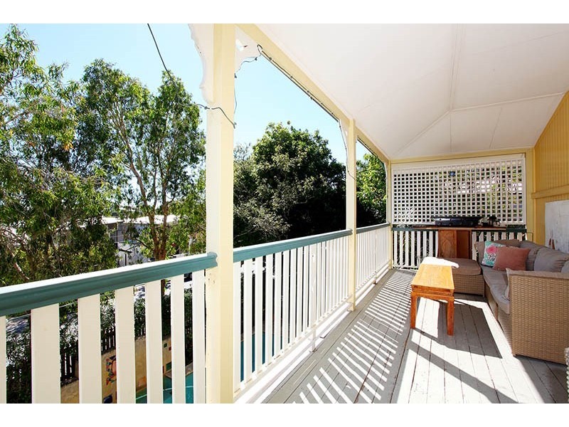 16 Rowsley Street, Greenslopes QLD 4120