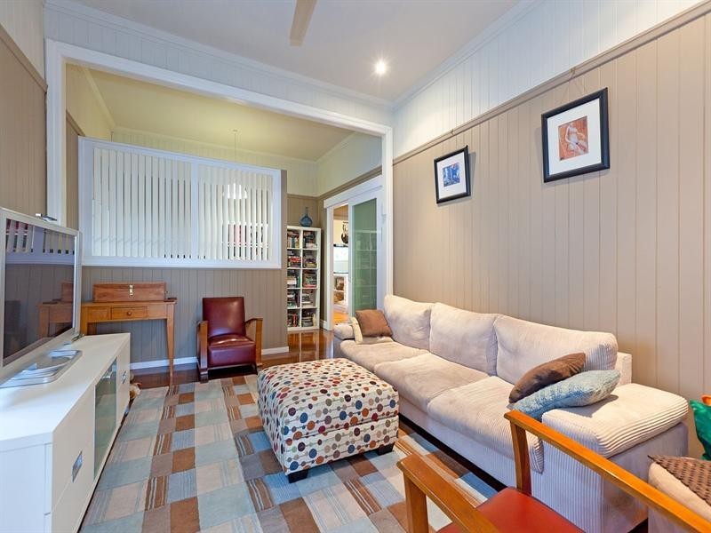 7 Tenth Avenue, Coorparoo QLD 4151