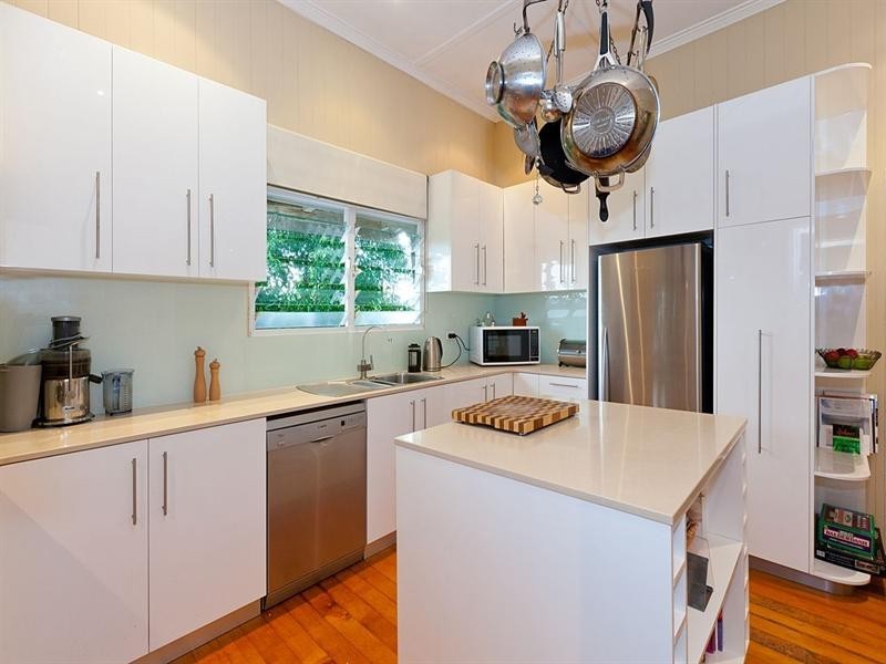 7 Tenth Avenue, Coorparoo QLD 4151