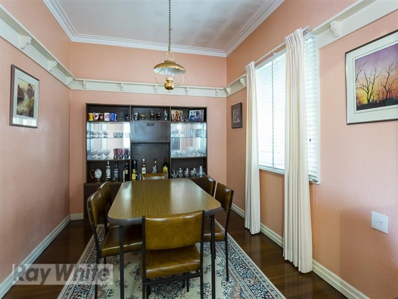 33 Love Street, Holland Park QLD 4121