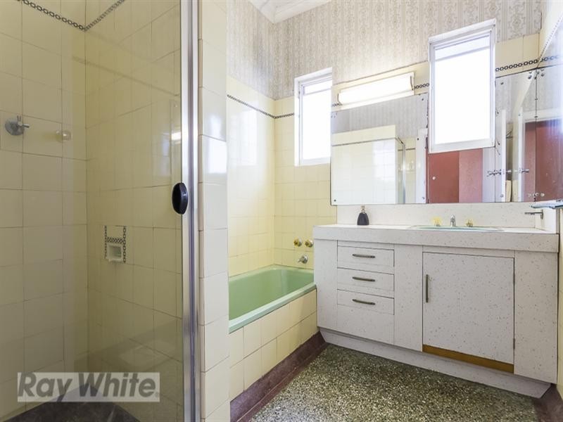 33 Love Street, Holland Park QLD 4121