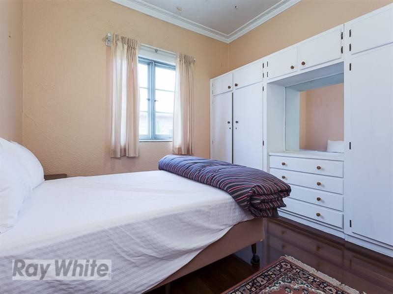 33 Love Street, Holland Park QLD 4121