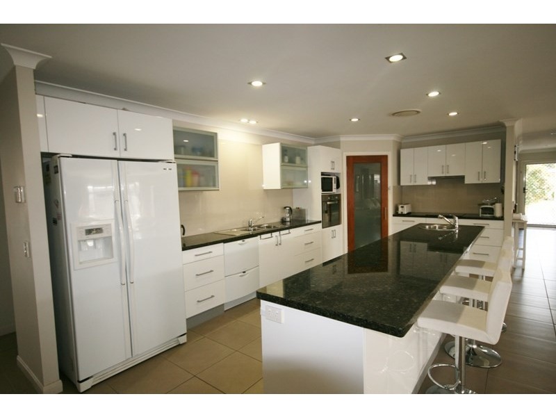 4 Peregian Close, Manly West QLD 4179