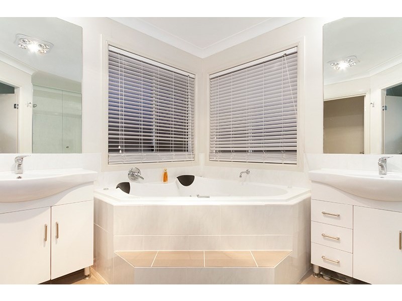 4 Peregian Close, Manly West QLD 4179