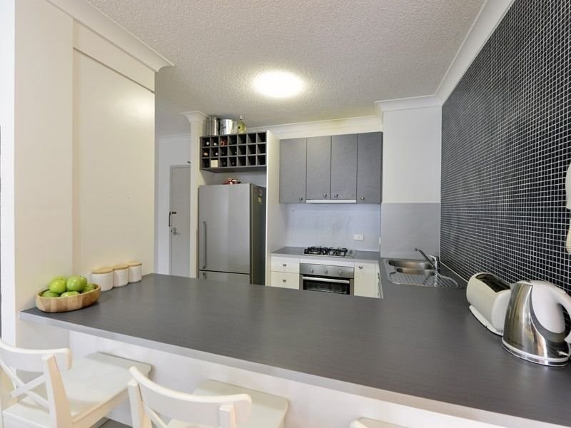 17/11 Kitchener Street, Coorparoo QLD 4151