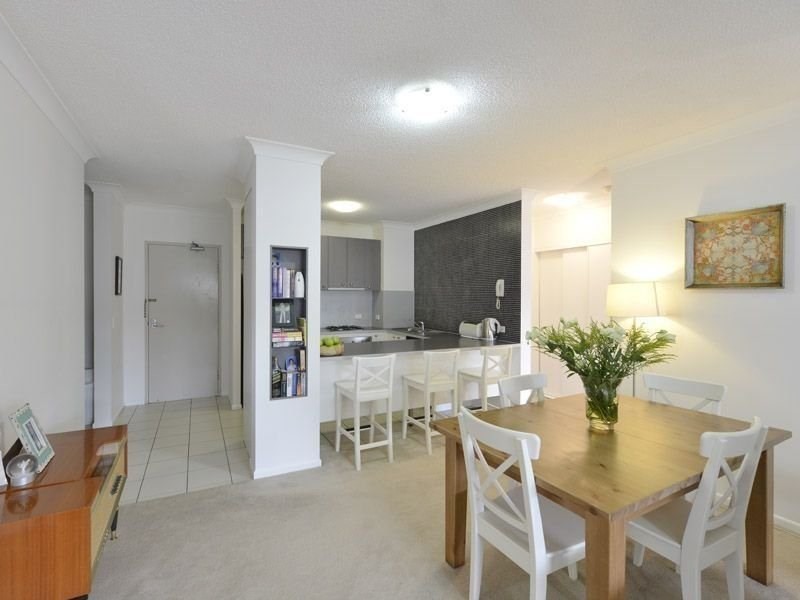 17/11 Kitchener Street, Coorparoo QLD 4151