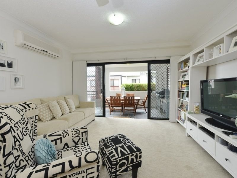 17/11 Kitchener Street, Coorparoo QLD 4151