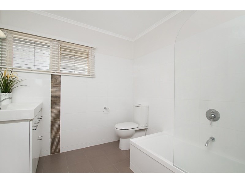 2/11 Henry Street, Greenslopes QLD 4120