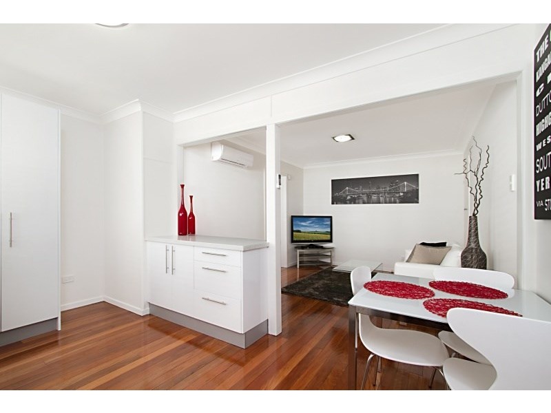 2/11 Henry Street, Greenslopes QLD 4120