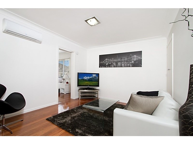 2/11 Henry Street, Greenslopes QLD 4120