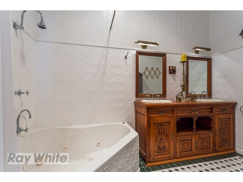 39 Knowsley Street, Greenslopes QLD 4120