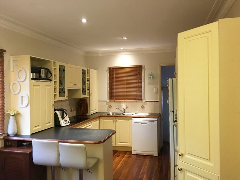 32 Renton Street, Camp Hill QLD 4152