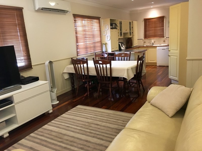 32 Renton Street, Camp Hill QLD 4152