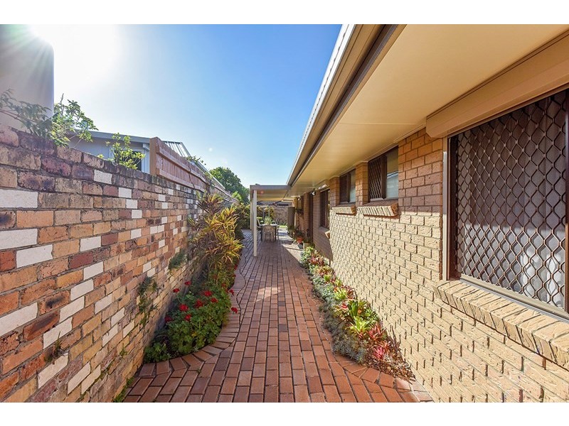 1 Glenalwyn Street, Holland Park QLD 4121