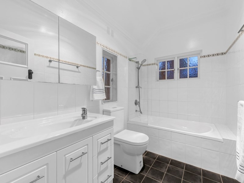 490 Cavendish Road, Coorparoo QLD 4151