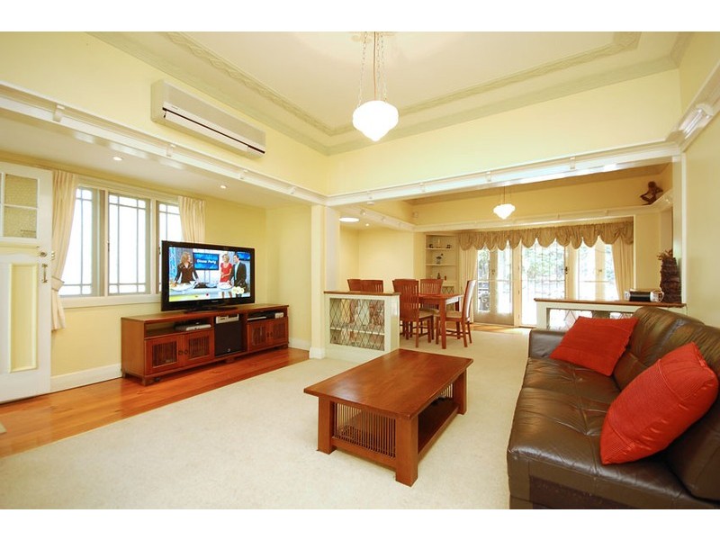 12 Cyril Street, Camp Hill QLD 4152