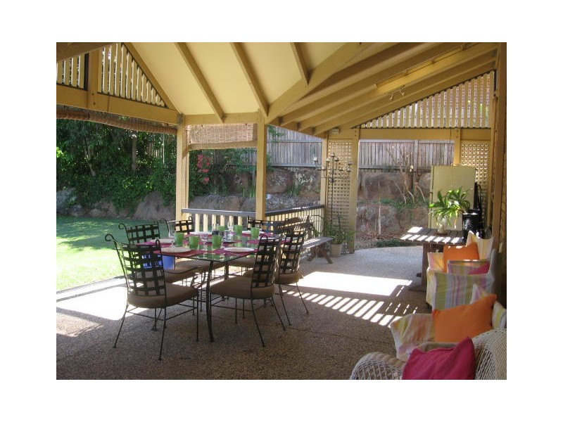 47 Holborn Cresent, Carindale QLD 4152