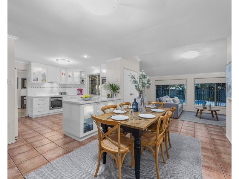 101 Golden Oak Crescent, Carindale QLD 4152